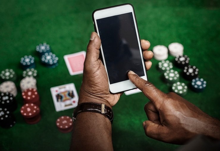 AduQ live table on goaloo18 showing dealer, community cards, and player positions